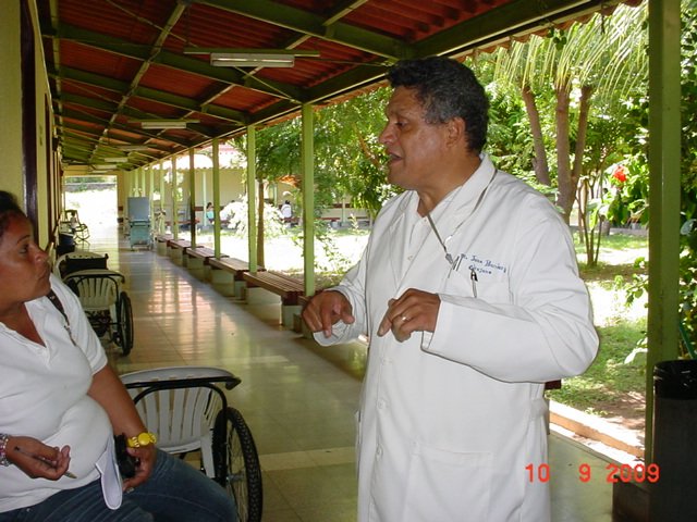 Dr. Juan Barrios en uno de los pasillos del Hospital Amistad Japon Nicaragua